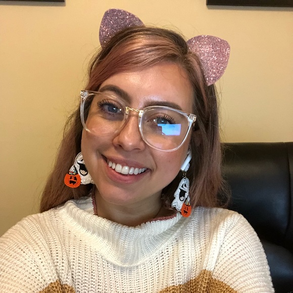 🤩 Meet your Posher, Lori! 🤩 - Picture 3 of 10